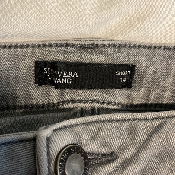 Vera Wang Shorts - Picture 2 of 2